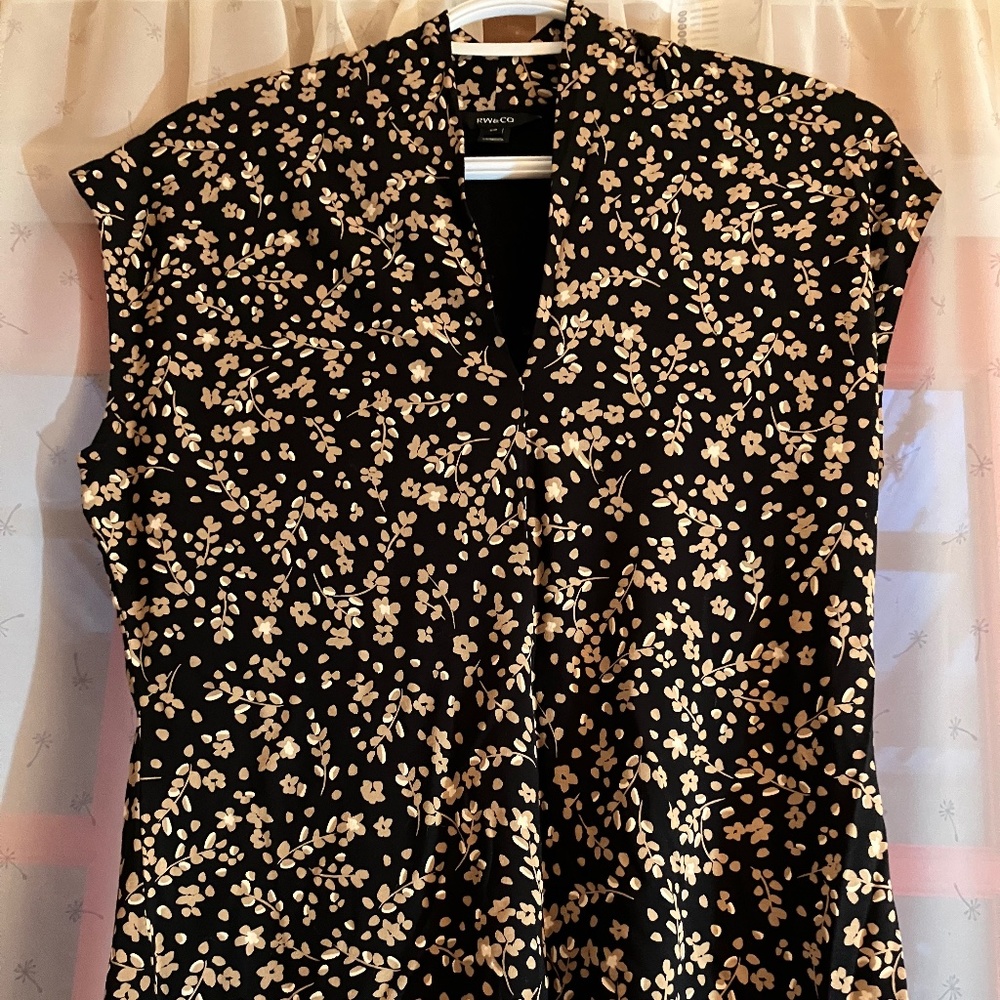 RW & Co. Floral Stretchy V- Neck Top